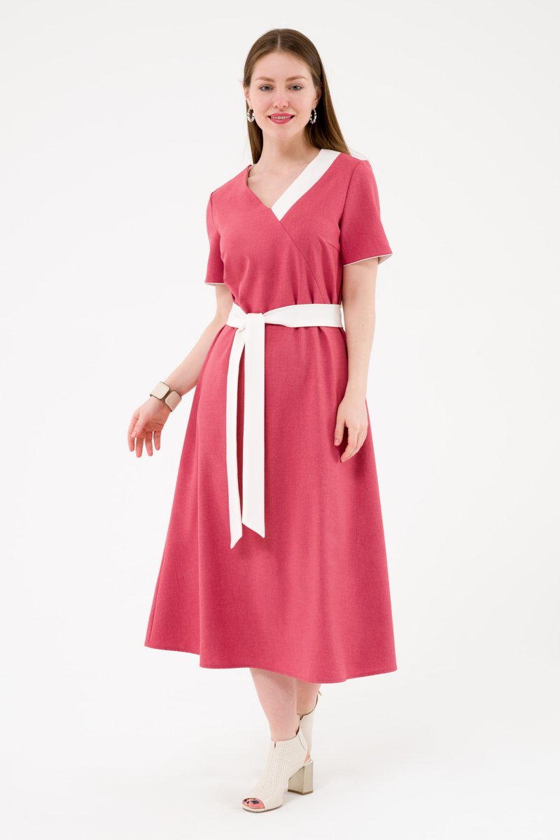 Платье контрастное с поясом брусника